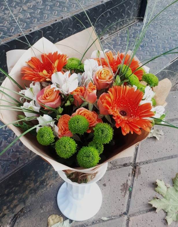 Букет цветов из: Герберы, Хризантемы, Альстромерии и Розы в Цветово 1-ом