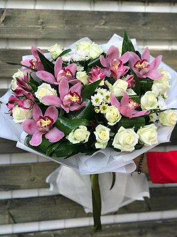 Букет цветов из: Розы и Хризантемы в Цветово 1-ом