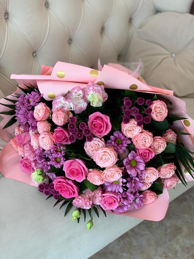 Букет цветов из: Хризантемы, Розы и Лизиантусы в Цветово 1-ом