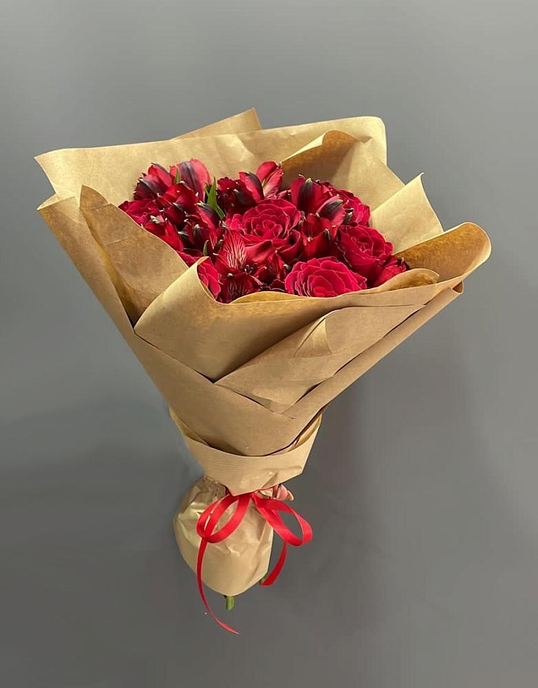 Букет цветов из: Альстромерии и Розы в Цветово 1-ом