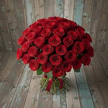 Букет 55 Красных роз Фридом #REPLACE_PRED# Цветово 1-ом