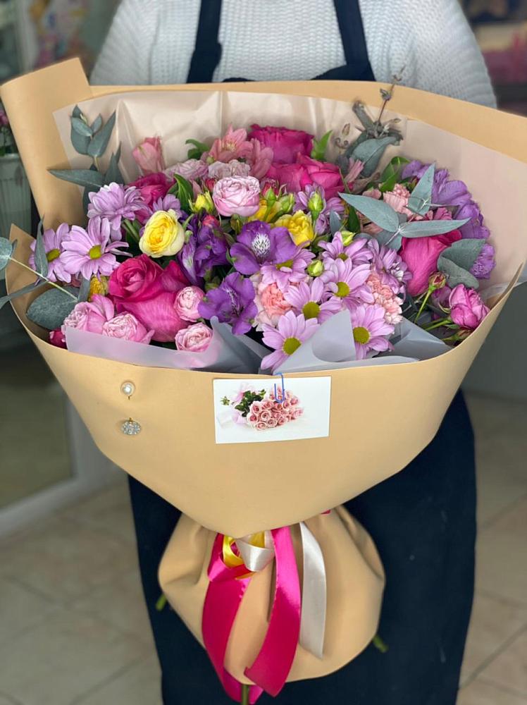 Букет цветов из: Хризантемы, Гвоздики и Альстромерии в Цветово 1-ом