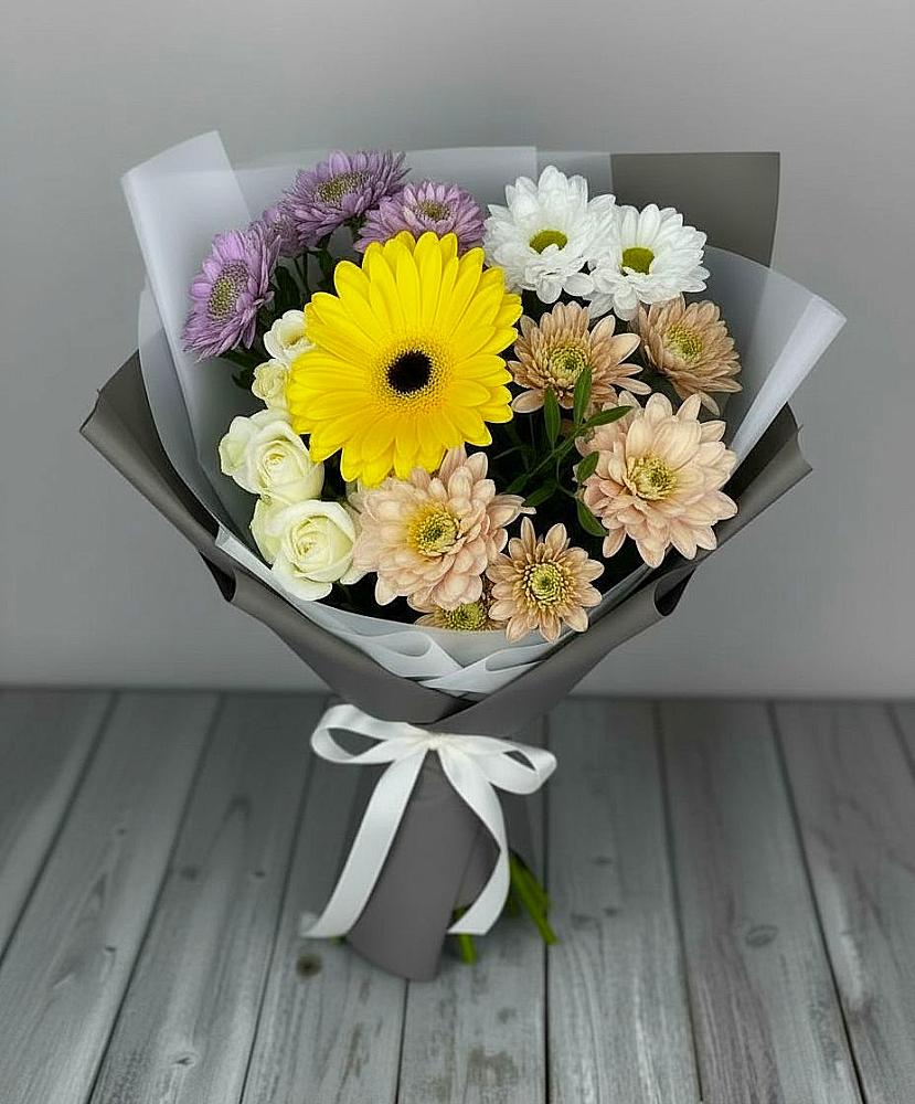 Букет цветов из: Розы, Герберы и Хризантемы в Цветово 1-ом