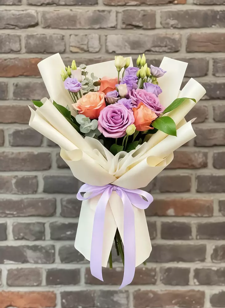 Букет цветов из: Лизиантусы и Розы в Цветово 1-ом