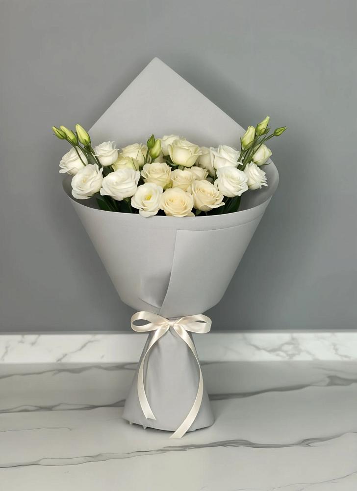 Букет цветов из: Розы и Лизиантусы в Цветово 1-ом