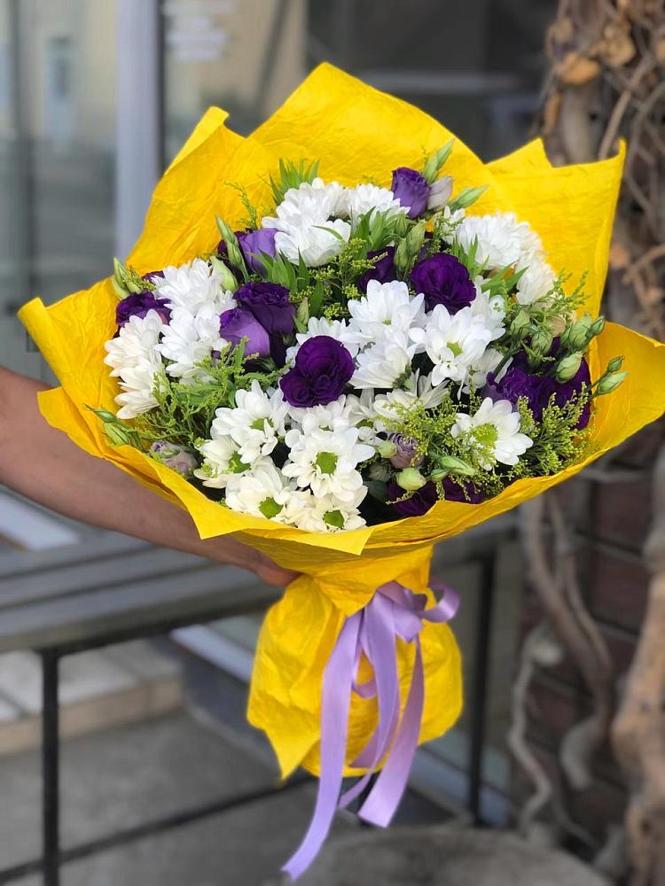 Букет цветов из: Ирисы, Хризантемы и Ромашки в Цветово 1-ом