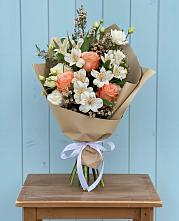 Букет цветов из:  Альстромерии, Лизиантусы, Розы и Хризантемы в Цветово 1-ом