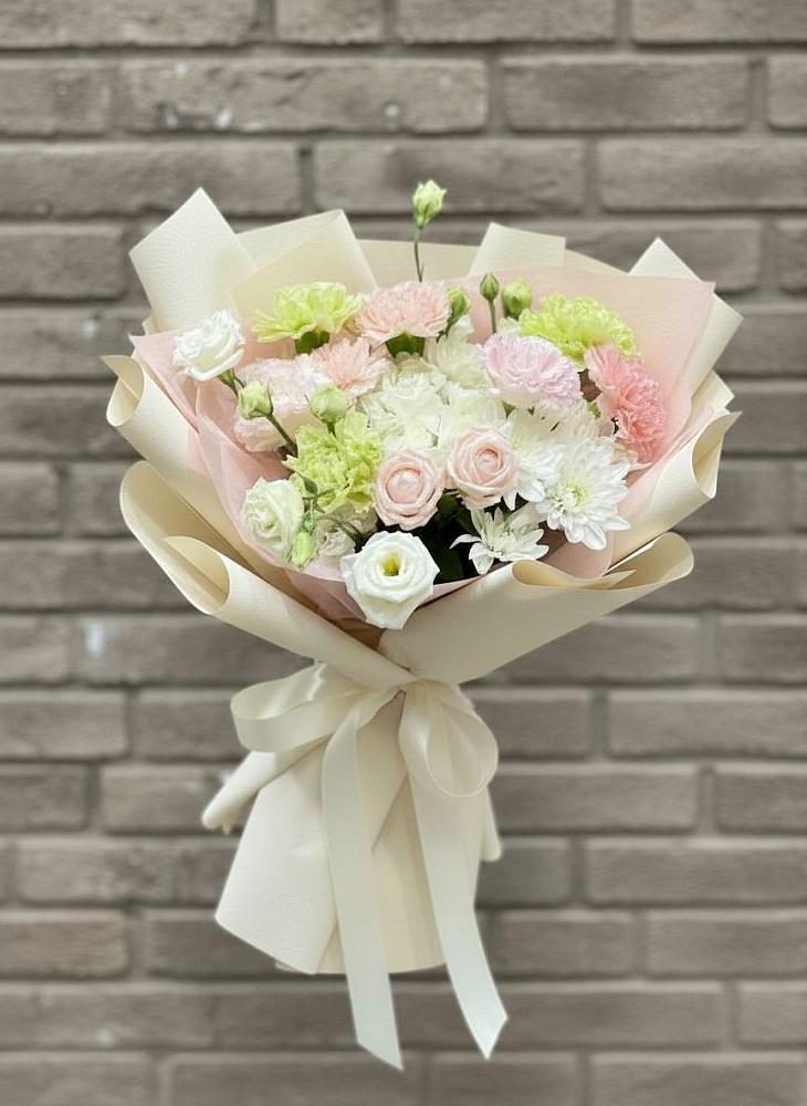 Букет цветов из: Гвоздики, Розы, Лизиантусы и Хризантемы в Цветово 1-ом