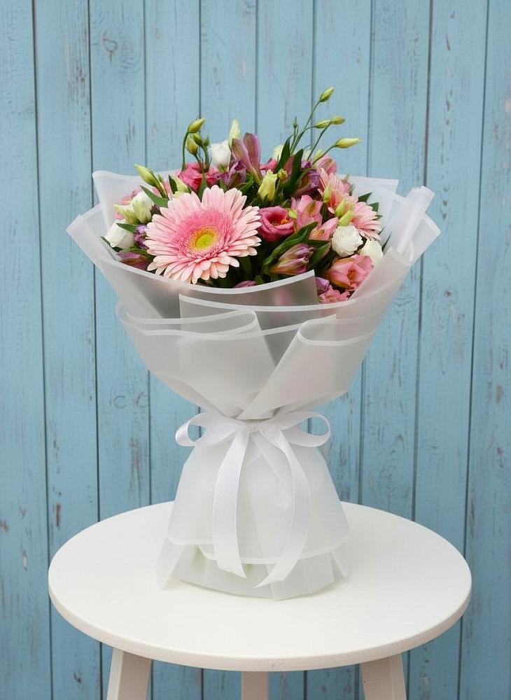 Букет цветов из: Герберы, Альстромерии и Лизиантусы в Цветово 1-ом