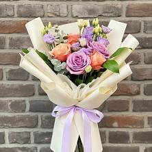 Букет цветов из:  Лизиантусы и Розы в Цветово 1-ом