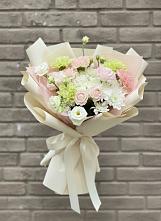 Букет цветов из:  Гвоздики, Розы, Лизиантусы и Хризантемы #REPLACE_PRED# Цветово 1-ом