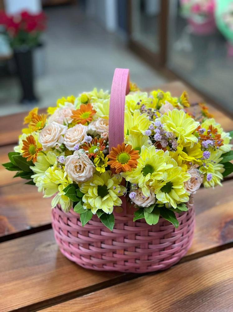 Цветочная композиция из Хризантемы и Розы в корзине в Цветово 1-ом