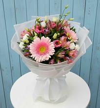 Букет цветов из:  Герберы, Альстромерии и Лизиантусы в Цветово 1-ом