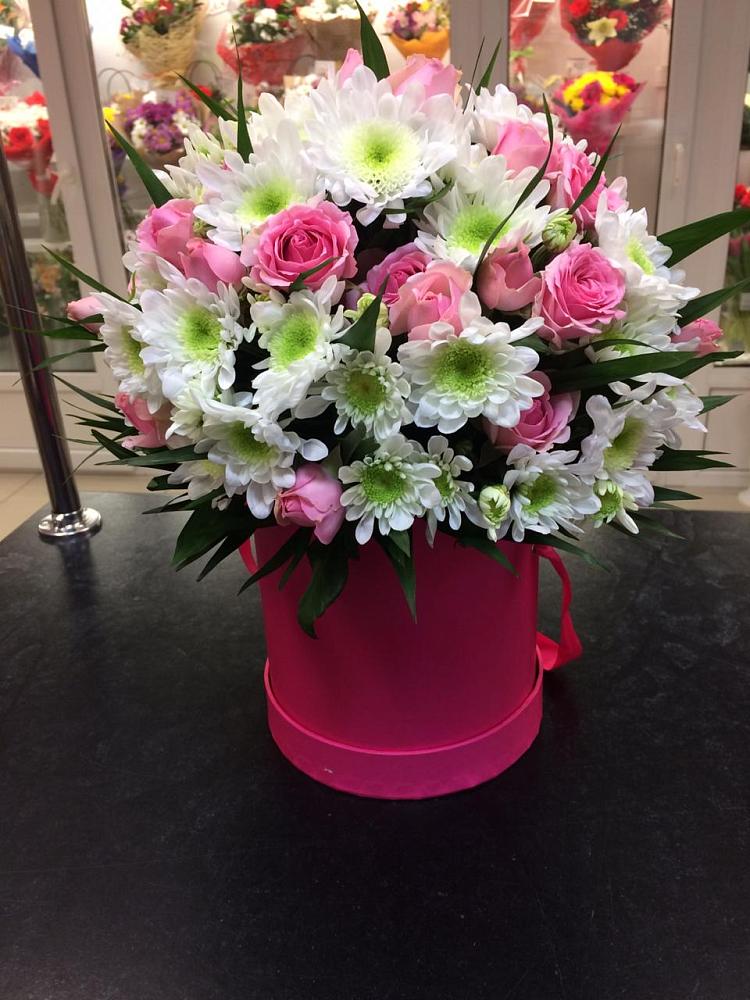 Цветочная композиция из Розы и Хризантемы в шляпной коробке в Цветово 1-ом