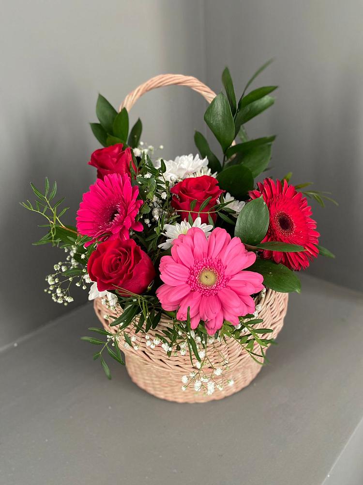 Цветочная композиция из Розы, Хризантемы и Герберы в корзине в Цветово 1-ом