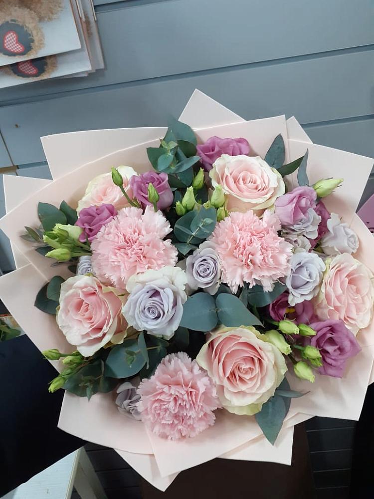 Букет цветов из: Розы, Гвоздики и Лизиантусы в Цветово 1-ом