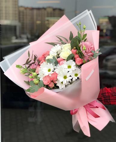 Букет цветов из: Розы, Лизиантусы и Хризантемы в Цветово 1-ом