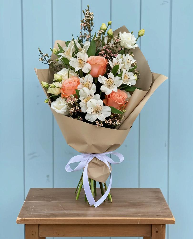 Букет цветов из: Альстромерии, Лизиантусы, Розы и Хризантемы в Цветово 1-ом