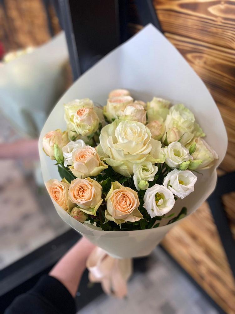 Букет цветов из: Розы и Лизиантусы в Цветово 1-ом