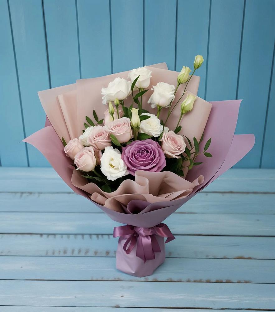 Букет цветов из: Розы и Лизиантусы в Цветово 1-ом